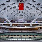 Aeroportul Beijing Daxing (PKX), cel mai mare din lume, ii intampina pe calatori cu tehnologie de ultima generatie si legaturi rapide catre centrul orasului.