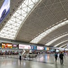 Aeroportul din Chengdu, un hub modern al Sichuanului cu zboruri interne și internaționale și facilități funcționale pentru călători.