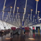 Aeroportul din Shanghai, un hub internațional modern cu zboruri interne și servicii eficiente pentru călători.