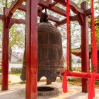 Clopotul Uriaș al Templului Jianfu din Xi’an, datând din dinastia Tang, este celebru pentru inscripțiile sale și sunetul profund în timpul ceremoniilor buddhiste.