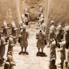 Armata de Teracotă din Xi’an, patrimoniu mondial UNESCO din 1987, a fost descoperită în 1974 și impresionează prin războinicii și caii săi unici.