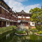 Grădina prezintă pavilioane elegante, poduri arcuite și iazuri liniștite, reflectând armonia dintre natură și arhitectura clasică chineză.