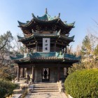 Fondată în secolul al VII-lea, Marea Moschee din Xi’an combină arta islamică și cea chineză, fiind martoră a peste o mie de ani de istorie și cultură.
