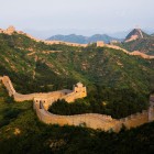 Marele Zid Chinezesc, construit între secolele III și XVII, apăra imperiul cu ziduri, turnuri și fortificații, simbol al ingineriei și istoriei chineze.