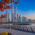Vedere panoramică impresionantă a orașului Shanghai cu faimoasa sa turn de televiziune care domină orizontul, simbol al modernității și dinamismului orașului.