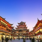 Piața Yuyuan din Shanghai, vibrantă între magazine tradiționale, street food și obiecte de artizanat, învăluită în atmosfera istorică a orașului.