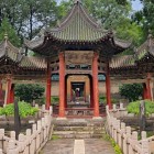 Pavilionul Phoenix din Xi’an, exemplu elegant de arhitectură chineză, celebrează simboluri ale renașterii și armoniei dintre artă și tradiție.
