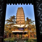 Pagoda Gâștei Mici Sălbatice din Xi’an, construită în secolul al VII-lea, adăpostește texte buddhiste și reprezintă o capodoperă a arhitecturii dinastiei Tang.