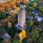 Vedere de sus asupra Pagodei Gâștei Mici Sălbatice din Xi’an în toamnă: acoperișuri și trepte iluminate de culori calde, între istorie și arhitectura dinastiei Tang.