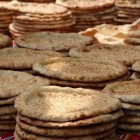 Savurează pâinea tipică din Cartierul Musulman din Xi’an, parfumată și aurie, o delicatesă autentică printre specialitățile locale de street food.