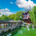 Turnul Bucuriei, înalt și elegant, și Podul Apelor de Jad, cu designul său în zig-zag, simbolizează frumusețea și funcționalitatea în arhitectura Ming.