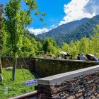 Rezervația Naturală Wolong, paradis al Sichuanului, faimoasă pentru panda uriași și biodiversitatea sa bogată între munți și păduri.