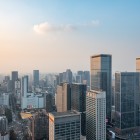 Orizontul orașului Chengdu arată un amestec armonios de zgârie-nori moderni și tradiție urbană în inima Sichuanului.