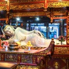 Statuia lui Buddha de Jad culcat din Templul din Shanghai reprezintă liniște și iluminare, o capodoperă a tradiției budiste chineze.