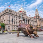 Statuia Taurului de Bronz de pe Bundul din Shanghai simbolizează forța și prosperitatea, o icoană modernă inspirată de faimosul taur de pe Wall Street.