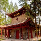 Templul Jianfu, bijuterie religioasă din Xi’an, reflectă cultura Tang prin structuri sacre, pagode și simboluri ale buddhismului chinezesc.
