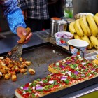 În Cartierul Musulman din Xi’an, tofu condimentat de tip street food cucerește prin arome intense și mirodenii specifice tradiției locale.