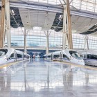 La Gara din Beijing, trenurile de mare viteză îmbină tehnologia avansată cu designul funcțional, asigurând legături rapide între marile orașe.