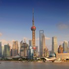 Vedere panoramică a orașului Shanghai, cu zgârie-nori futuristici, lumini vibrante și contrastul unic dintre modernitate și tradiția chineză.