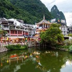 Orașul Yangshuo, situat printre munți carstici și râuri, păstrează piețe vii, arhitectură tradițională și atmosfera istorică a sudului Chinei.