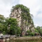 Dealul Fubo din Guilin, cunoscut încă din perioada Han, domină râul Li cu peșteri istorice și priveliști spectaculoase asupra munților carstici.
