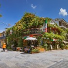 Străzile tipice din Yangshuo, între case tradiționale și magazine locale, situate printre munții carstici, spun povestea și viața cotidiană a orașului.