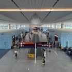 Terminalele de plecare ale Aeroportului Xi’an Xianyang îmbină modernitatea cu un design inspirat de dinastia Tang, oferind spații pentru zboruri interne și internaționale.