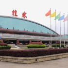 Exteriorul aeroportului internațional Guilin evidențiază arhitectura modernă între spații verzi și zone întinse, un hub strategic în sudul Chinei.