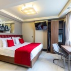 Camera dublă de la Ramada Pera Istanbul oferă pat dublu, Wi‑Fi, baie privată, aer condiționat și vedere la oraș în inima cartierului Beyoğlu.