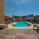 Piscina de la Ramada Pera Istanbul oferă relaxare pe tot parcursul anului, cu zonă interioară și rooftop sezonier, șezlonguri și vedere asupra orașului în inima cartierului Beyoğlu.