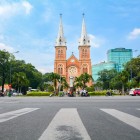 În Ho Chi Minh, Basilica Notre-Dame încântă vizitatorii cu fațada sa din cărămidă roșie, turnurile gemene și detaliile arhitecturale în stil colonial francez.
