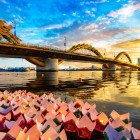 Podul Dragonului din Da Nang se ridică deasupra râului Han cu forma sa impunătoare de dragon, simbol al puterii și prosperității Vietnamului modern.