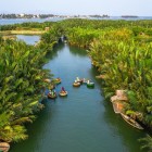 Pădurea de nuci de cocos din Cam Thanh înconjoară canale liniștite și sate tradiționale, oferind priveliști unice ale vieții rurale din Vietnamul central.