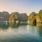Printre stâncile Golfului Ha Long, Peștera Sung Sot încântă cu stalactite impunătoare, reflexii aurii și săli naturale sculptate de timp.