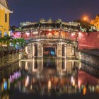 Construit în secolul XVII, Podul Acoperit Japonez din Hoi An strălucește noaptea, reflectându-se pe râu și povestind secole de istorie și cultură chineză.
