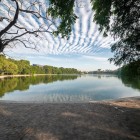 Lacul Hoan Kiem, situat în inima Hanoiului, este o oază verde plină de legende, înconjurată de temple antice și de ritmul viu al orașului.