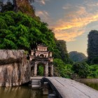 Pagoda Bích Động, construită în 1428 în timpul dinastiei Lê, se află între munți carstici și reprezintă un important centru spiritual și cultural al Vietnamului.