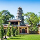 Pe malul Râului Parfumurilor, Pagoda Thien Mu din Hué domină peisajul cu arhitectură imperială, turnuri istorice și priveliști spectaculoase asupra râului.