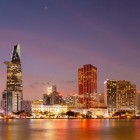 Priveliște panoramică a Ho Chi Minh-ului, între zgârie-nori moderni, trafic intens și râuri, care reflectă energia și viața urbană a Vietnamului.