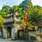 Templul Regilor Dinh și Le din Hoa Lư sărbătorește primii conducători ai Vietnamului, printre clădiri istorice înconjurate de dealuri și arhitectură tradițională.
