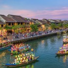Seara, bărcile de pe râul din Hoi An alunecă încet printre felinare colorate, reflexii pe apă și farmecul orașului istoric vietnamez.