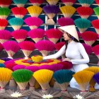 În Vietnam, tămâia colorată este protagonistă în piețele locale, cu arome tipice, decorațiuni vii și producție artizanală tradițională.