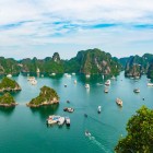 Privită de sus, Golful Ha Long încântă cu insulele sale suspendate între nori și mare, o capodoperă naturală a Vietnamului de Nord.