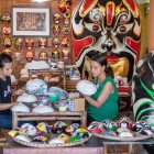 Artizanii din Hoi An creează măști vii, împletind măiestria manuală cu simbolismul cultural, o expresie unică a artei tradiționale vietnameze.