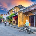 Hoi An, cu centrul său istoric inclus în Patrimoniul UNESCO, încântă cu poduri acoperite, felinare plutitoare și priveliști care spun secole de istorie.