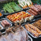 În piețele vietnameze, street food-ul oferă mâncăruri aromate și colorate, cu tăiței, carne, legume și arome locale irezistibile.