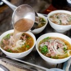 Supă vietnameză cu carne și legume proaspete, bogată în arome locale și condimente, un fel simplu, dar reprezentativ al bucătăriei tradiționale.