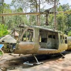 La situl Cu Chi din Ho Chi Minh, un elicopter expus ilustrează strategiile de război și istoria intensă a rezistenței vietnameze.