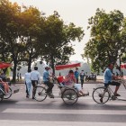O plimbare cu cyclo-ul în jurul Lacului Hoan Kiem oferă priveliști fermecătoare asupra centrului vechi al Hanoiului, printre temple, copaci seculari și viață cotidiană vibrantă.