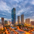 Noaptea, Hanoi își dezvăluie linia modernă a orizontului, cu zgârie-nori luminați și străzi pline de viață, care reflectă sufletul dinamic al orașului.